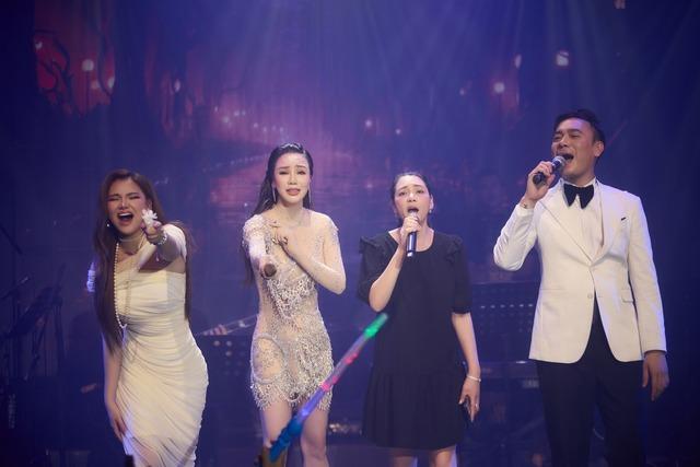 Thấy Hồ Quỳnh Hương đứng khóc trên sân khấu, chị ruột nhanh nhẹn xử lý-7