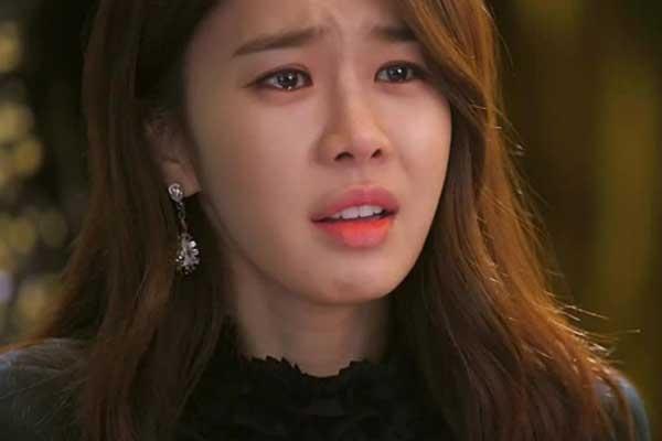 Thấy xe chồng đậu trước cửa khách sạn, tôi lao vào bắt gian, chết đứng khi mẹ đẻ ngồi ngay bậc thang-2