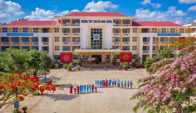 Ngôi trường lần đầu có cầu truyền hình Olympia: Lọt thỏm giữa thành phố ngủ ngon nhất Việt Nam, thành tích dài cả trang-2