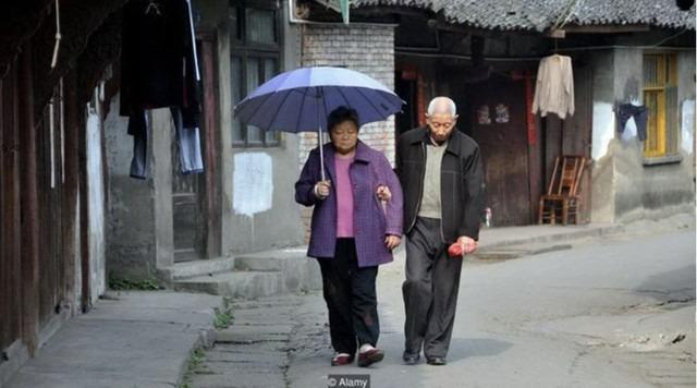 Ông 89 tuổi, bà 84 tuổi kéo nhau ra toà ly hôn, lý do khiến nhiều người bất ngờ