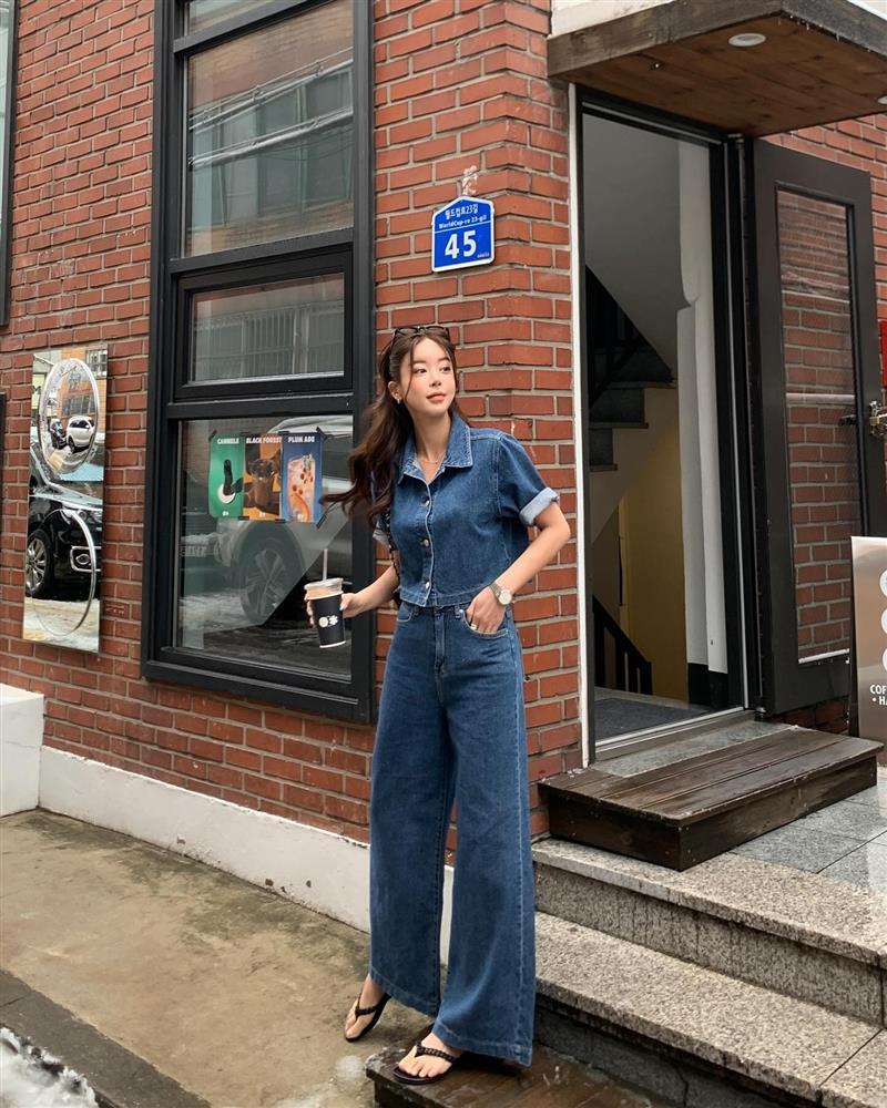 4 xu hướng trang phục denim phủ sóng mùa hè 2024, cứ mặc là trẻ trung-3