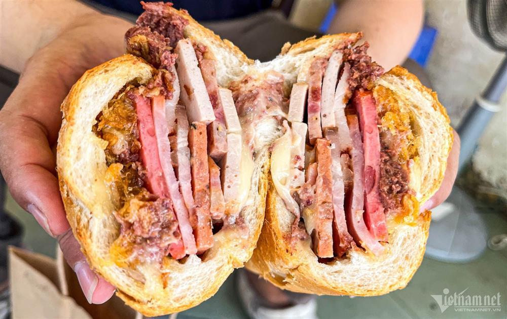 Xuất hiện bánh mì 68.000 đồng/ổ như sinh đôi với Huynh Hoa, chủ tiệm nói gì?-3