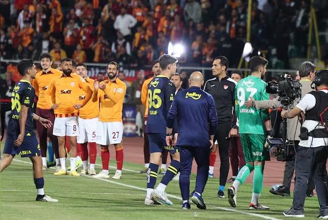 Chuyện lạ: CLB Thổ Nhĩ Kỳ đá 1 phút rồi tự ý bỏ trận chung kết Cúp quốc gia-2