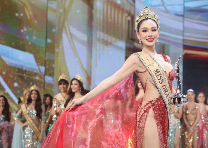 Tân Hoa hậu Hoà bình Thái Lan đẹp như búp bê sống, từng diện hở lưng trên phố Việt-1