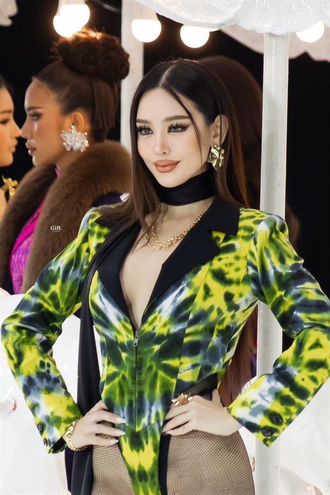 Tân Hoa hậu Hoà bình Thái Lan đẹp như búp bê sống, từng diện hở lưng trên phố Việt-2