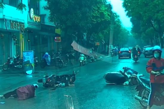 Xe máy rồ ga mất kiểm soát, gây tai nạn đáng sợ