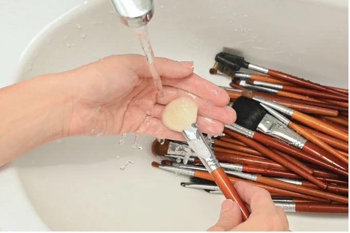 Mẹo vệ sinh cọ trang điểm đơn giản và đúng cách-2