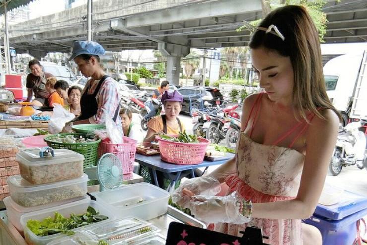 Mô hình mặc gợi cảm câu khách mua hàng gây ồn ào vì phản cảm-11