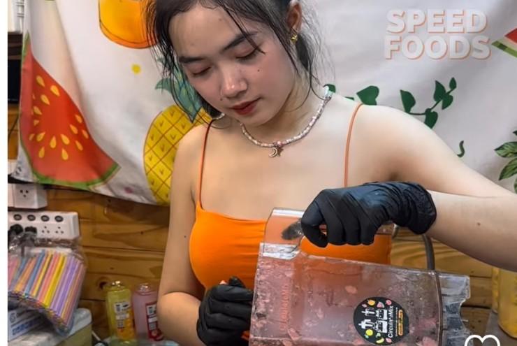 Mô hình mặc gợi cảm câu khách mua hàng gây ồn ào vì phản cảm-6