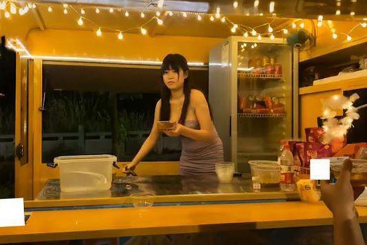 Mô hình mặc gợi cảm câu khách mua hàng gây ồn ào vì phản cảm-7