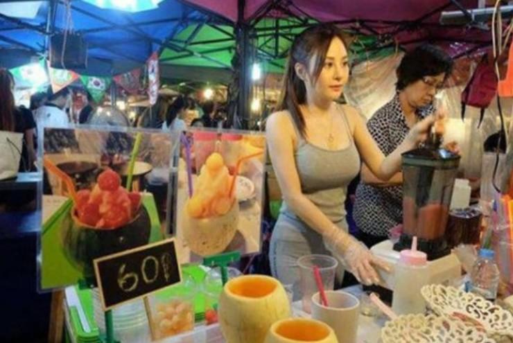 Mô hình mặc gợi cảm câu khách mua hàng gây ồn ào vì phản cảm-8