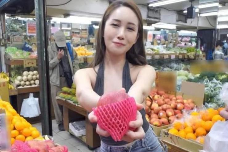 Mô hình mặc gợi cảm câu khách mua hàng gây ồn ào vì phản cảm-10