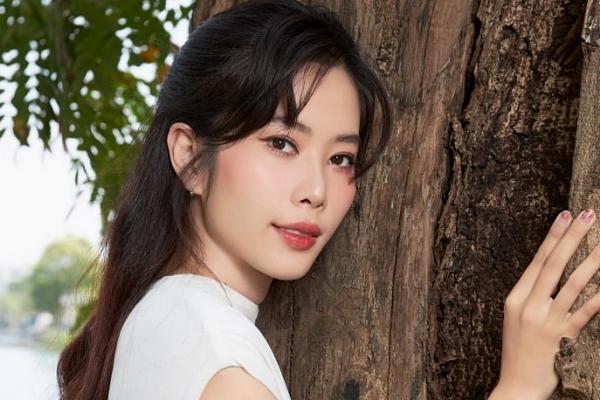 Nam Em đi không nổi, được bạn trai bế lên xe ra về sau buổi làm việc tại Sở Thông tin - Truyền thông TP.HCM-5