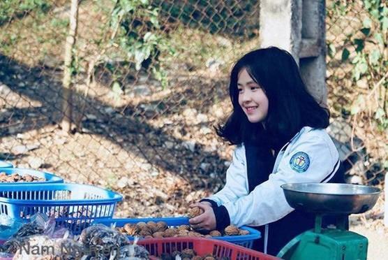 Nhan sắc trong veo sau 6 năm của cô bé bán lê từng nổi đình đám ở Hà Giang-1