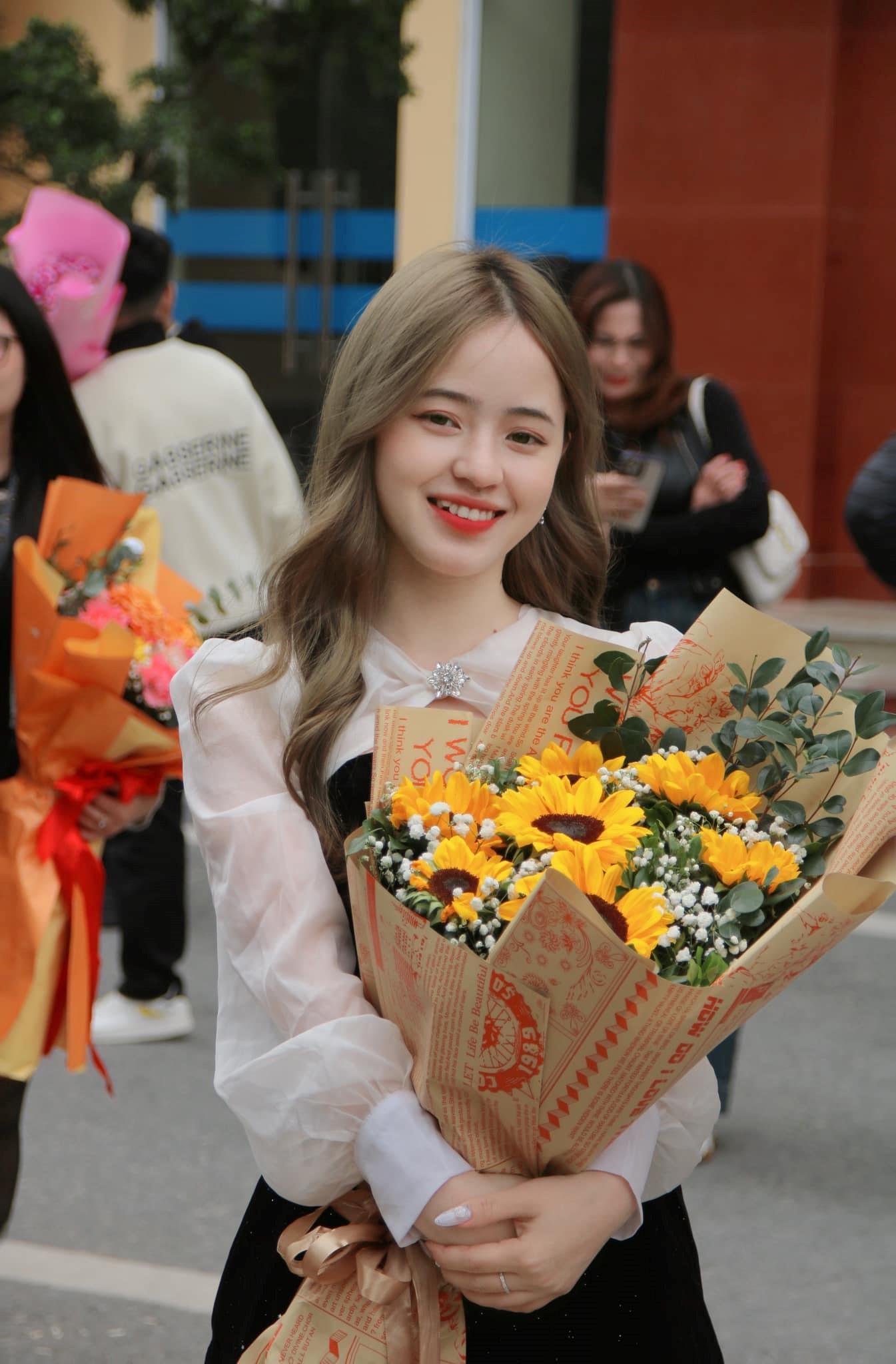 Nhan sắc trong veo sau 6 năm của cô bé bán lê từng nổi đình đám ở Hà Giang-7