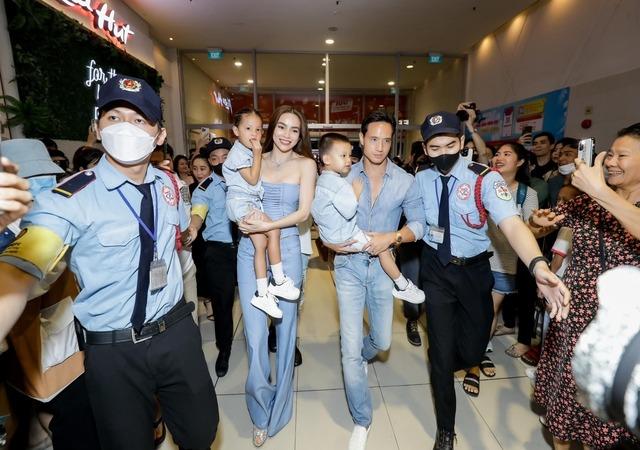 Những lần nhà Hồ Ngọc Hà, Kim Lý cùng các con mặc đồng điệu-1