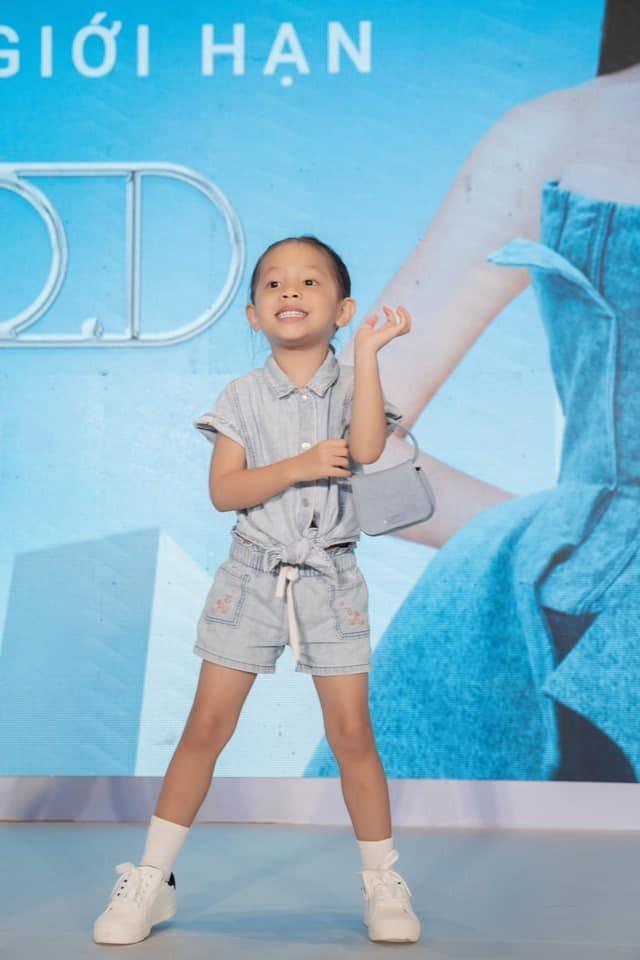 Những lần nhà Hồ Ngọc Hà, Kim Lý cùng các con mặc đồng điệu-5