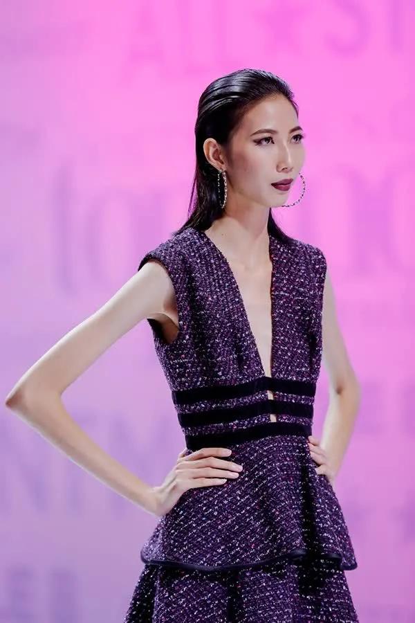 Người mẫu Vietnams Next Top Model bị bắt gặp bán trà muối ớt ở vỉa hè quận 7-3