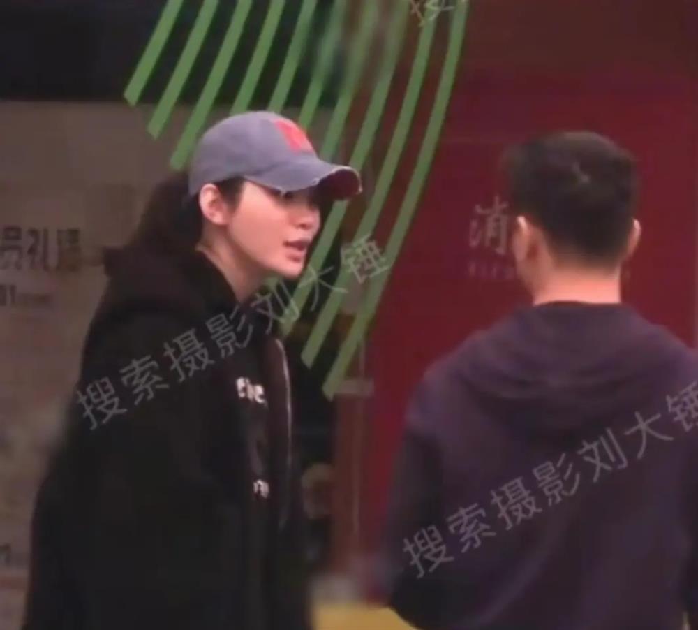 Siêu mẫu nội y Hề Mộng Dao mắng chồng giữa phố, chồng thiếu gia im lặng cam chịu-1