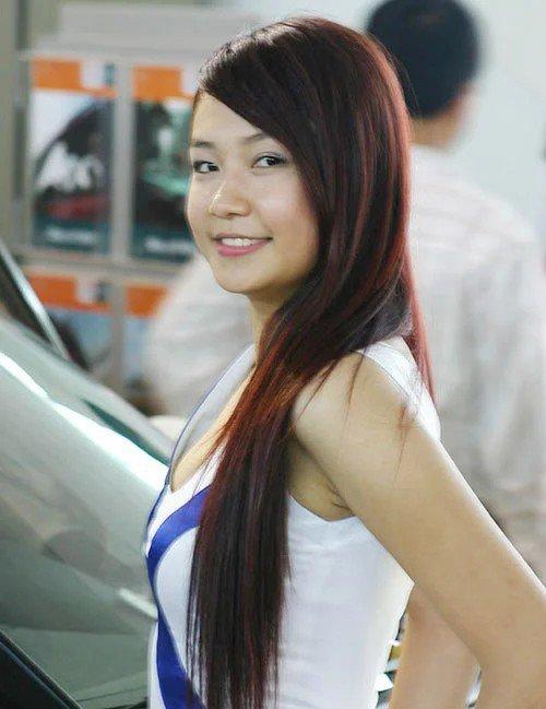 Bà xã Tuấn Hưng đẹp dần theo năm tháng, mê style khoe thềm ngực quyến rũ-1