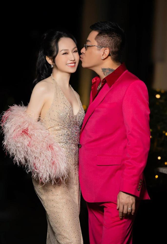 Bà xã Tuấn Hưng đẹp dần theo năm tháng, mê style khoe thềm ngực quyến rũ-2