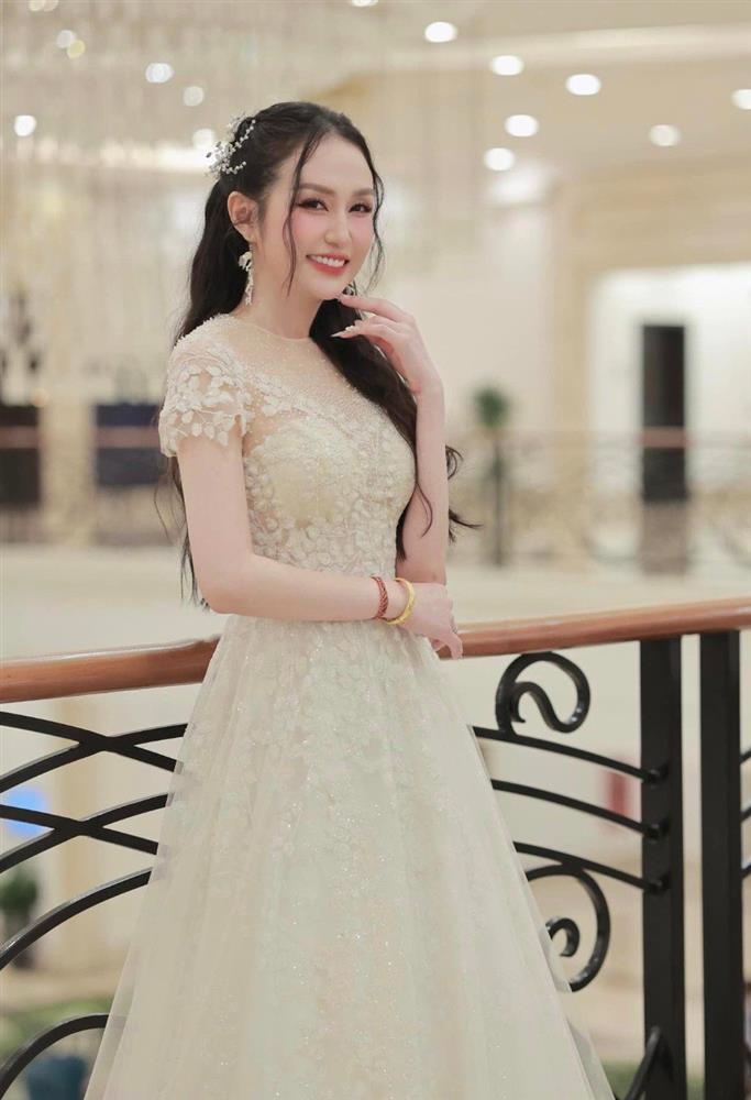 Bà xã Tuấn Hưng đẹp dần theo năm tháng, mê style khoe thềm ngực quyến rũ-3