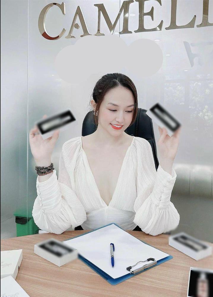 Bà xã Tuấn Hưng đẹp dần theo năm tháng, mê style khoe thềm ngực quyến rũ-6