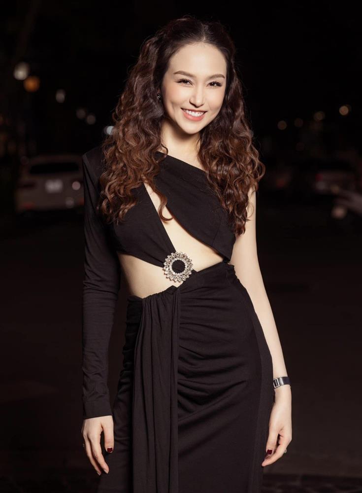 Bà xã Tuấn Hưng đẹp dần theo năm tháng, mê style khoe thềm ngực quyến rũ-8