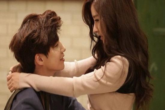 Lấy cớ say rượu ngủ lại nhà bạn gái, tôi thấy tờ giấy lạ dưới gầm giường, tò mò mở ra xem mới 'vỡ tim'