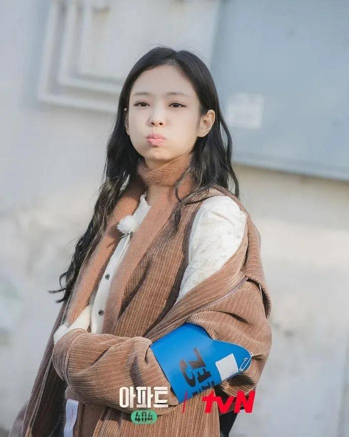 Phong cách thời trang năng động của Jennie (BLACKPINK) trong Apartment 404-2