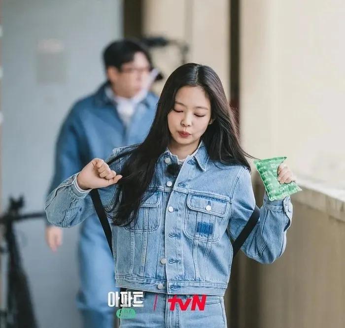 Phong cách thời trang năng động của Jennie (BLACKPINK) trong Apartment 404-7