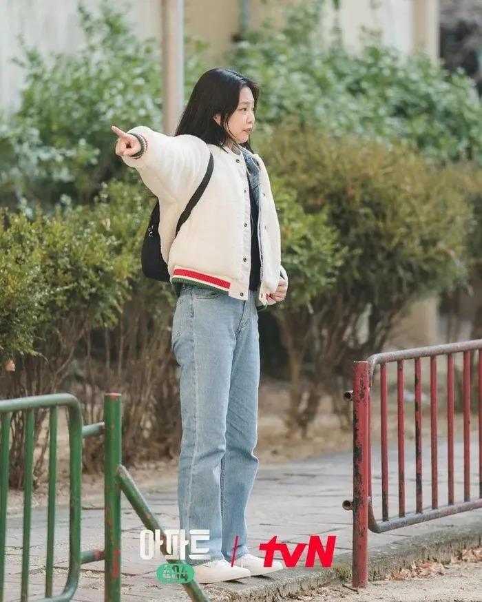 Phong cách thời trang năng động của Jennie (BLACKPINK) trong Apartment 404-8