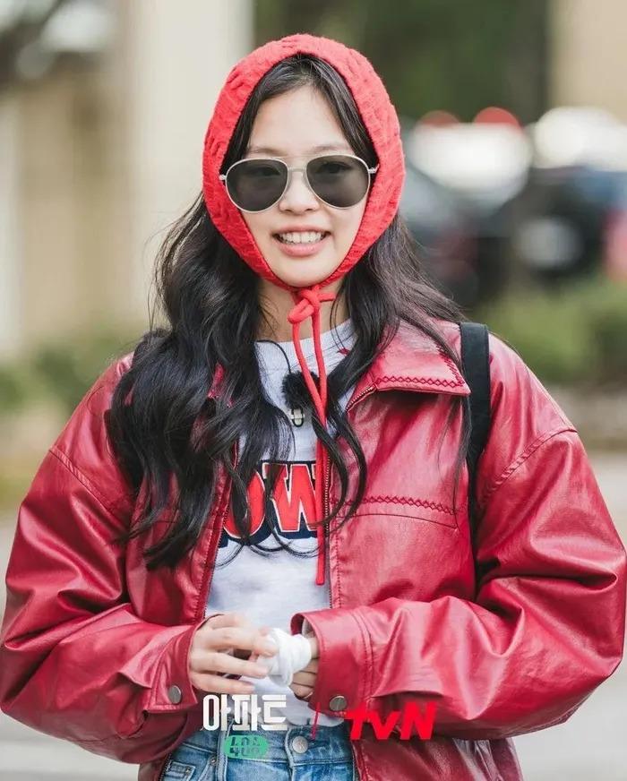 Phong cách thời trang năng động của Jennie (BLACKPINK) trong Apartment 404-10