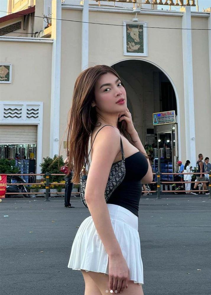 Bạn gái Lương Thế Thành mặc váy ngắn, áo quây mát mẻ giữa chợ Bến Thành-2