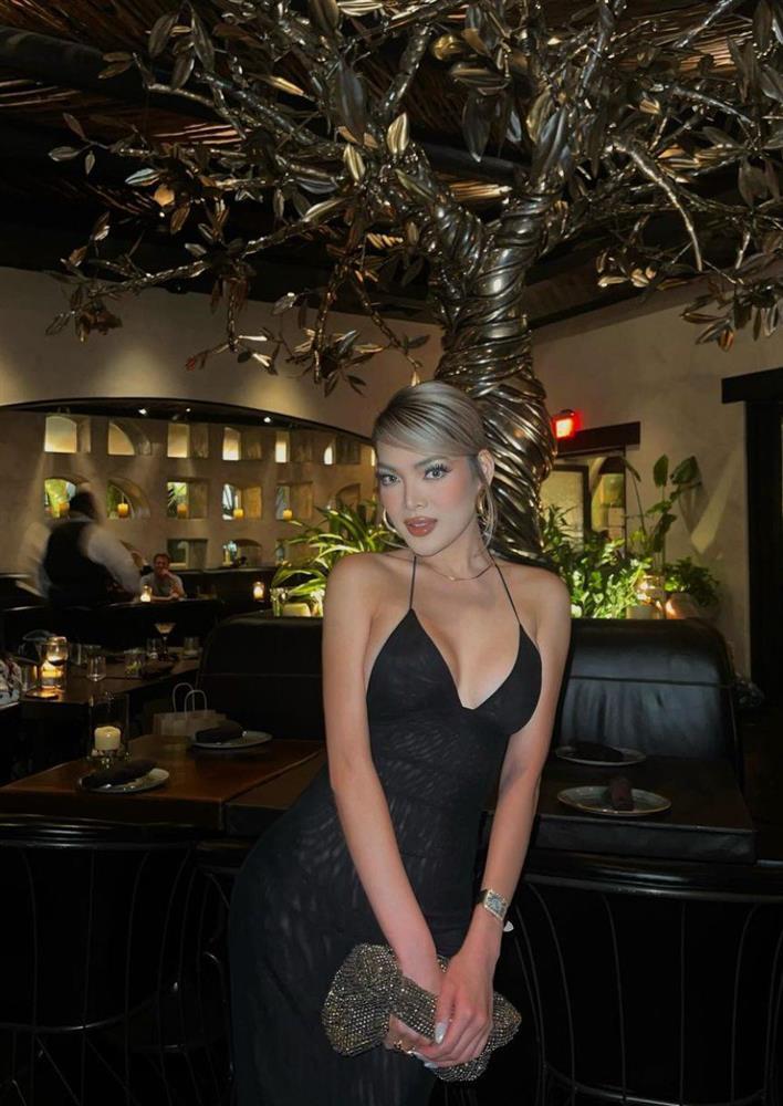 Bạn gái Lương Thế Thành mặc váy ngắn, áo quây mát mẻ giữa chợ Bến Thành-4