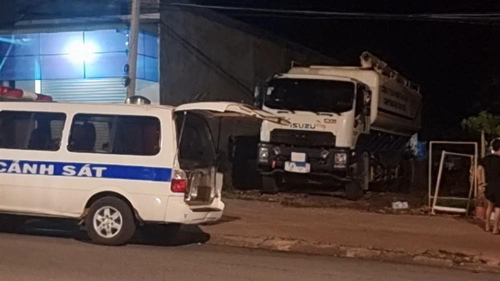 Cha lùi xe vô tình cán chết con trai 2 tuổi ở Bình Phước-1