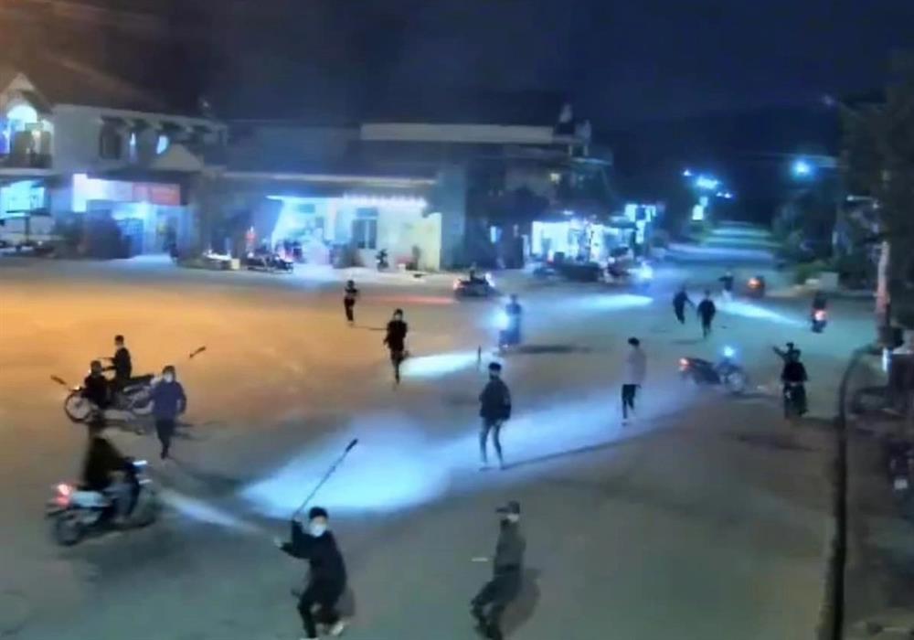 Hai nhóm thanh thiếu niên hỗn chiến náo loạn khu dân cư-1