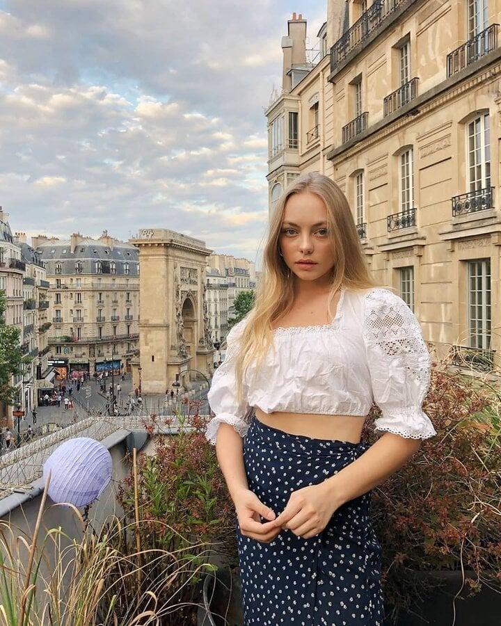 Cách phối đồ với chân váy hoa nhí cực nữ tính-5