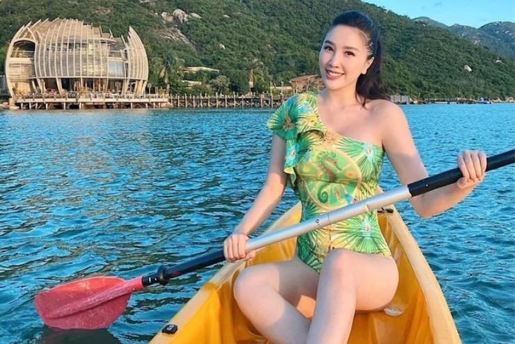 Diễm My 9X, Diệp Lâm Anh... mặc gợi cảm nhất khi đi chèo thuyền, lướt ván-8