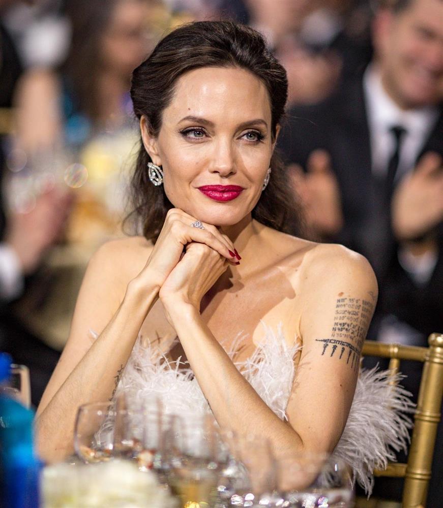 Angelina Jolie tìm niềm an ủi bên cô con gái 15 tuổi giữa bộn bề lo toan-13