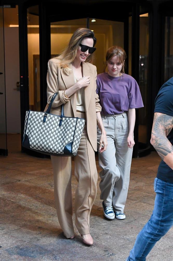 Angelina Jolie tìm niềm an ủi bên cô con gái 15 tuổi giữa bộn bề lo toan-8