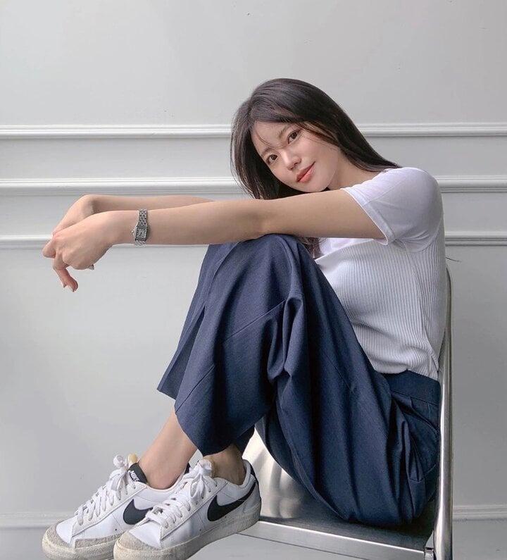 Mẫu giày phong cách tối giản được chị em yêu thích-4