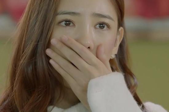 Tình cờ đến phòng làm việc của chồng tại công ty, tôi sốc nặng khi thấy một thứ bên trong ngăn bàn