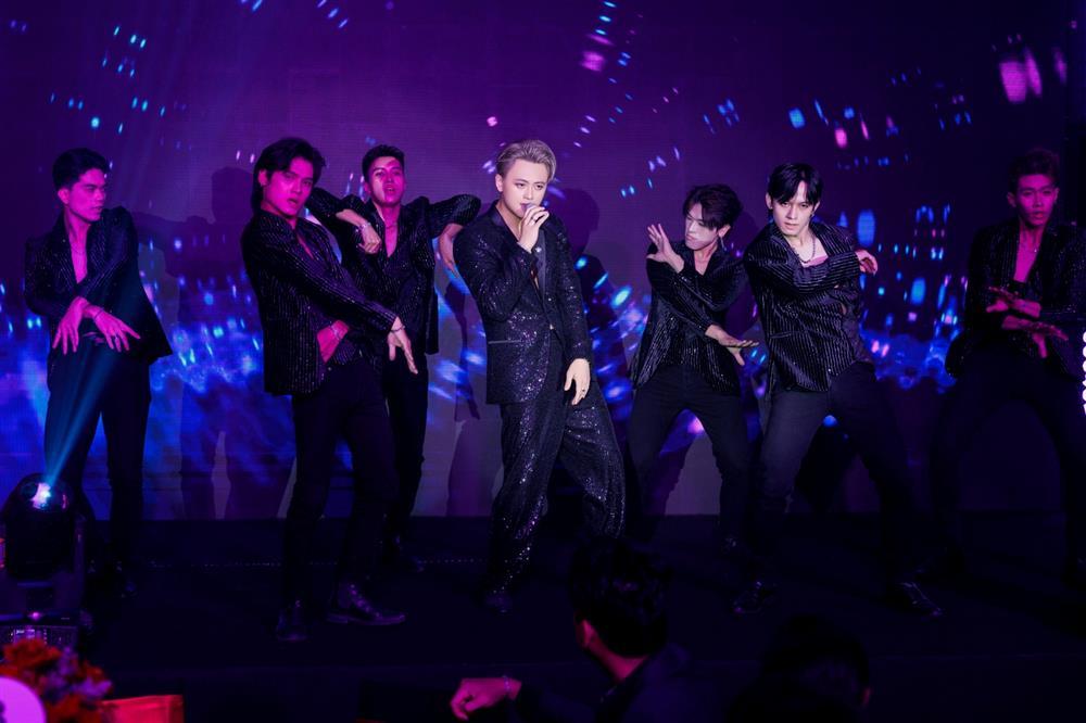 Con gái không nối nghiệp, Trương Ngọc Ánh nhận đỡ đầu một nam ca sĩ-3