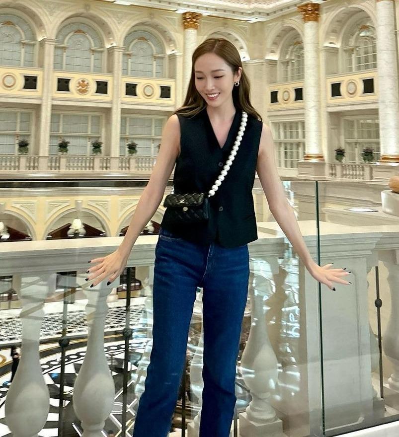 Học Jessica cách diện áo gile sang xịn và tôn dáng trong mùa hè-1