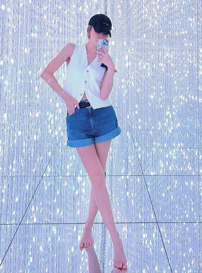 Học Jessica cách diện áo gile sang xịn và tôn dáng trong mùa hè-7