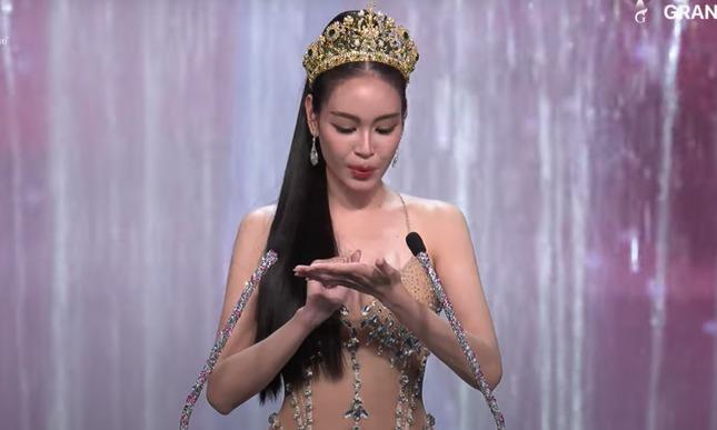 Á hậu Hòa bình Thái Lan cười cợt khi final walk-2