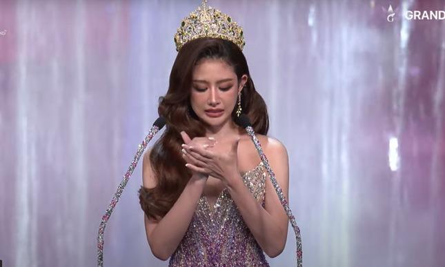 Á hậu Hòa bình Thái Lan cười cợt khi final walk-3