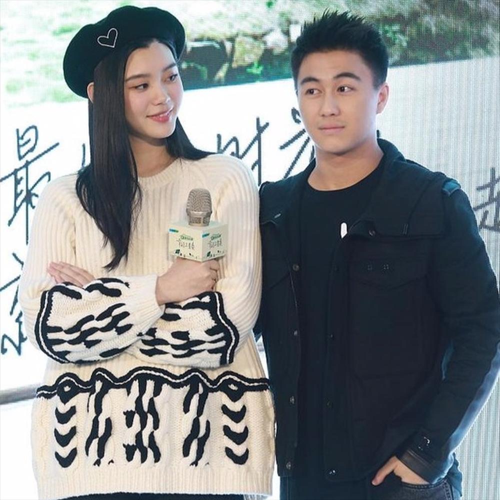 Hôn nhân viên mãn của siêu mẫu bỏ sự nghiệp, kết hôn với thiếu gia kém tuổi-1