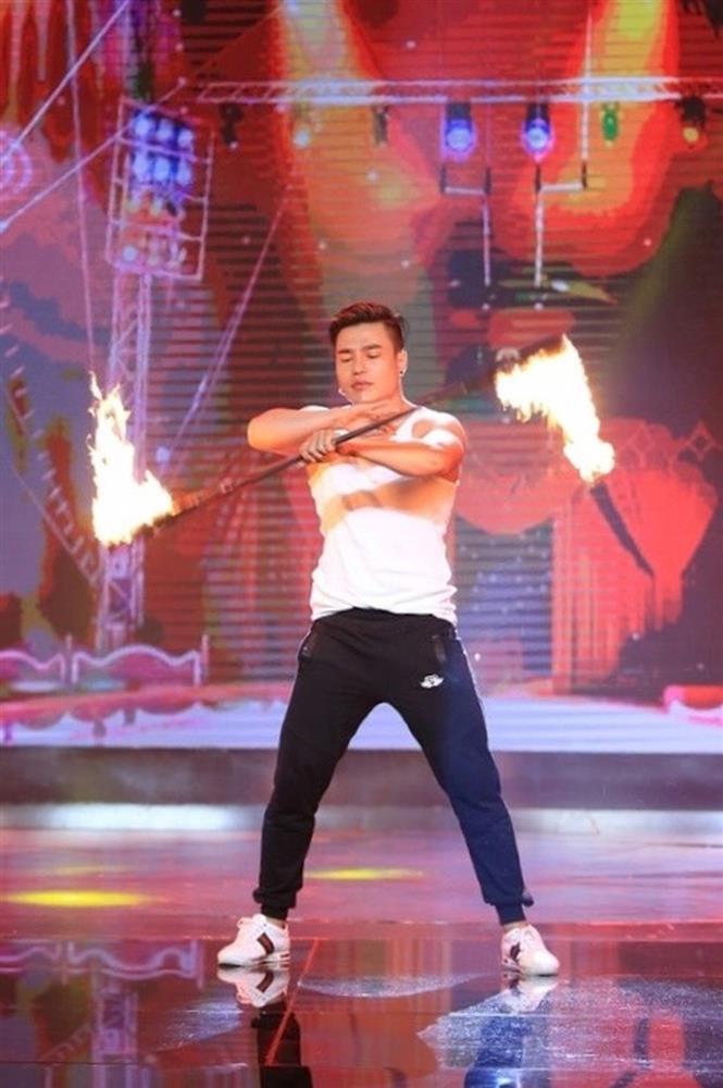 Lê Dương Bảo Lâm từng múa lửa mưu sinh, giờ ở biệt thự, gây sốt khi sang Mỹ-2